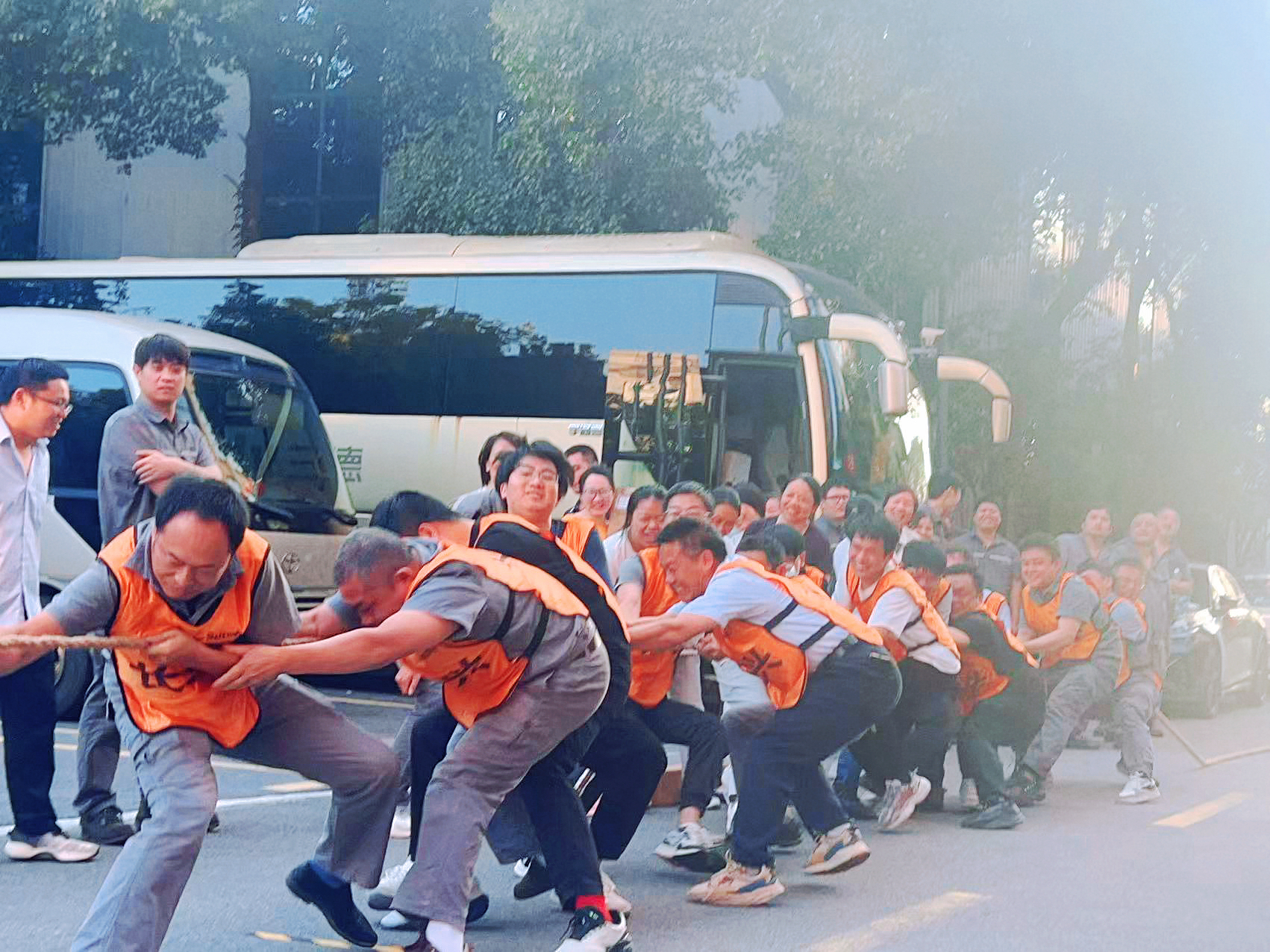 燃爆三德总部园区！女子组首秀亮眼，这场拔河比赛尘埃落定